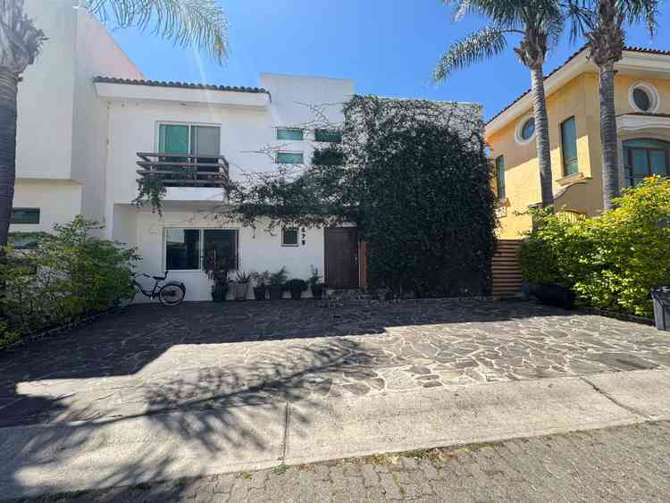 casa en venta avenida santa margarita jardin real zapopan jalisco pnT9FXe